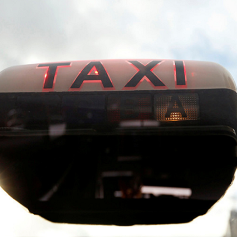 تاجر نسي ثروة كبيرة في سيارة أجرة