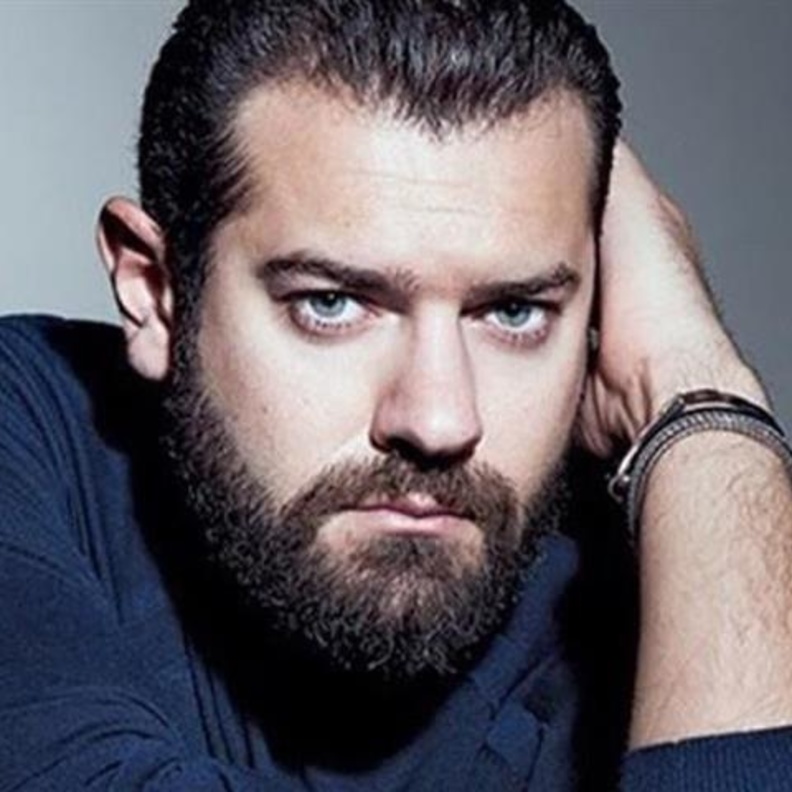 النجم عمرو يوسف