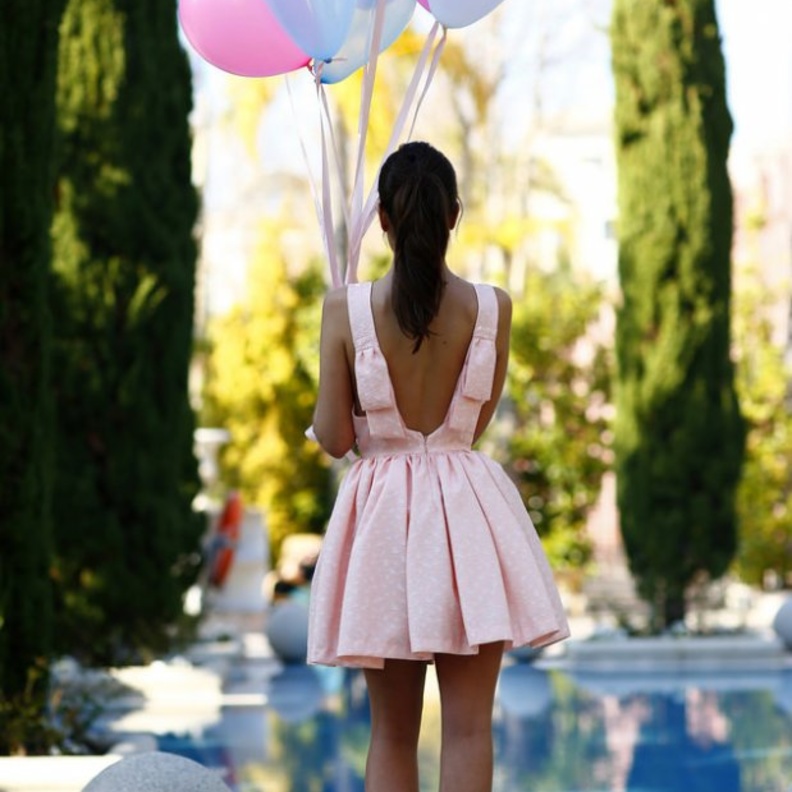 اختاري الألوان الزاهية والتعريقات الصيفية لاطلالات حفل عيد ميلادك على شاطئ البحر