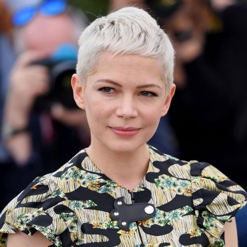 اختارت ‏Michelle Williams‏ تسريحات الشعر القصير مع الخصل غير المنتظمة بأسلوب شبابي