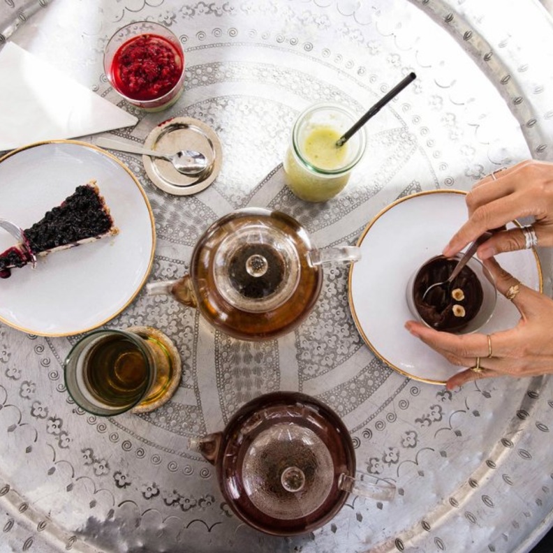 كومبتوار 102 مقهى ومطعم شهير يوجد في الجميرا على بعد خطوات قليلة من الشاطئ.