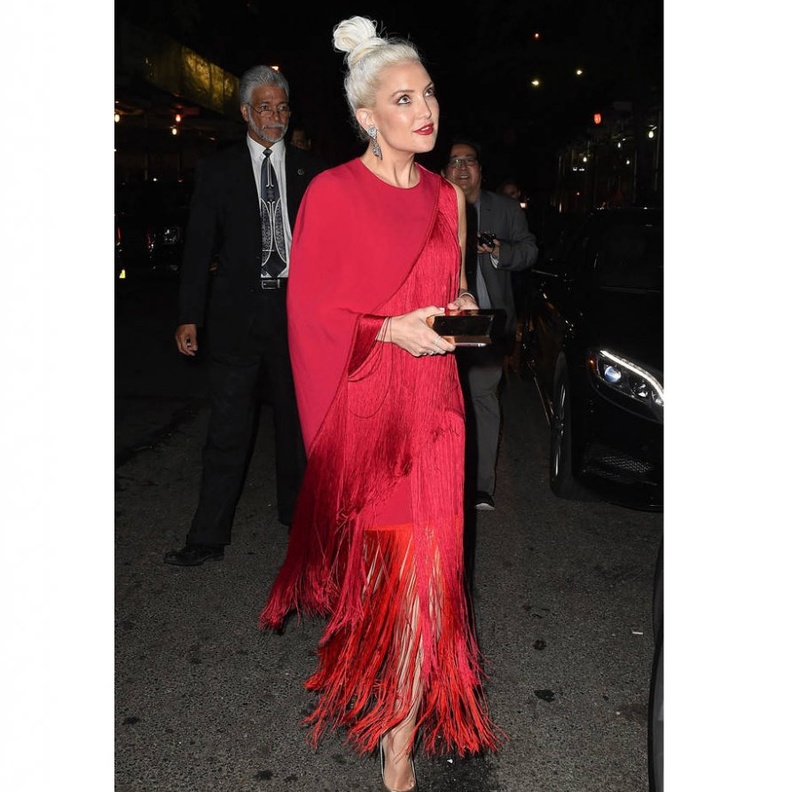 فستان أسود طويل مع الشق الامامي وقصة الأكتاف المكشوفة من اختيار Emily Ratajkowski