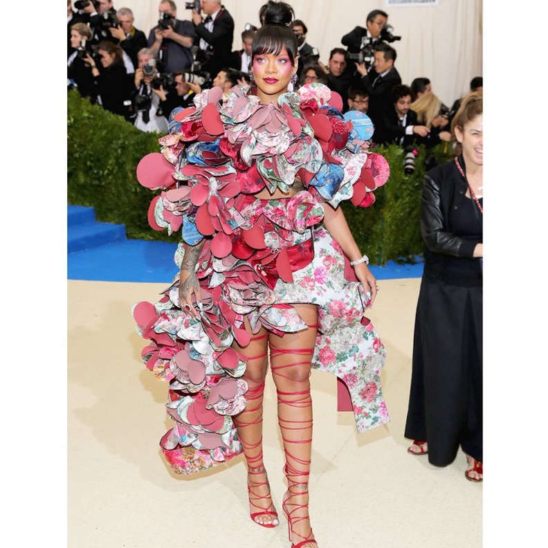 النجمة Lena Dunahm في فستان من Elizabeth Kennedy