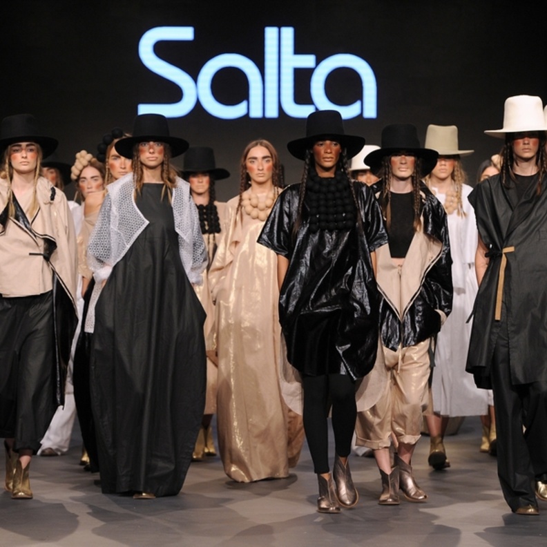 «فاشن فورورد دبي» يطلق برنامج تمكين المصممين عبر تعاون المؤسسات بالتعاون مع سامسونغ