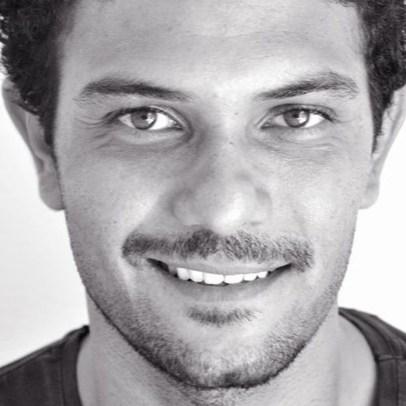 آسر ياسين وطفولته الشقية