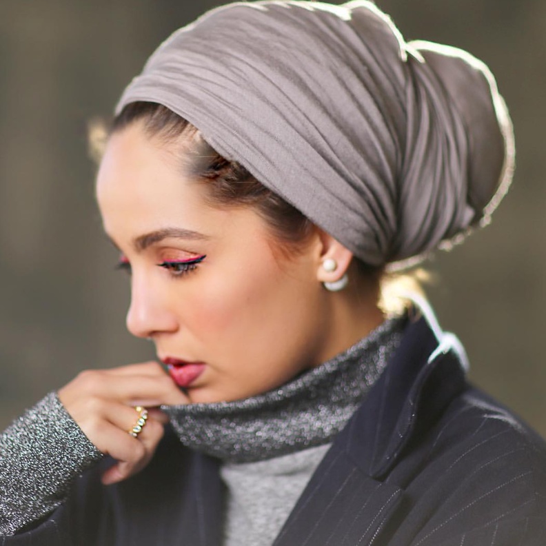 آسيا عاكف تتألق بين الآيلاينر وظلال العيون البراقة