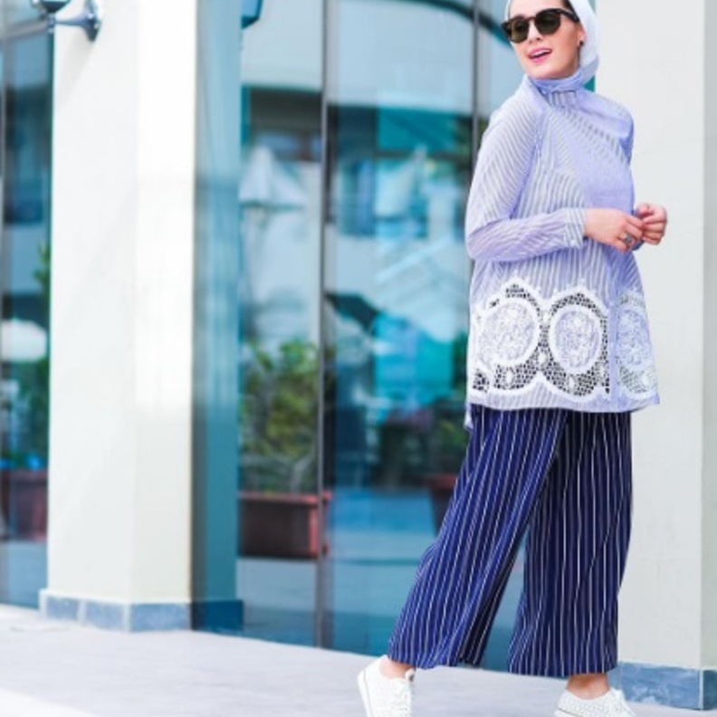  البناطيل الواسعة على طريقة آسيا عاكف