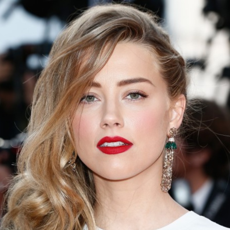 آمبر هيرد ترتدي أقراط tassel