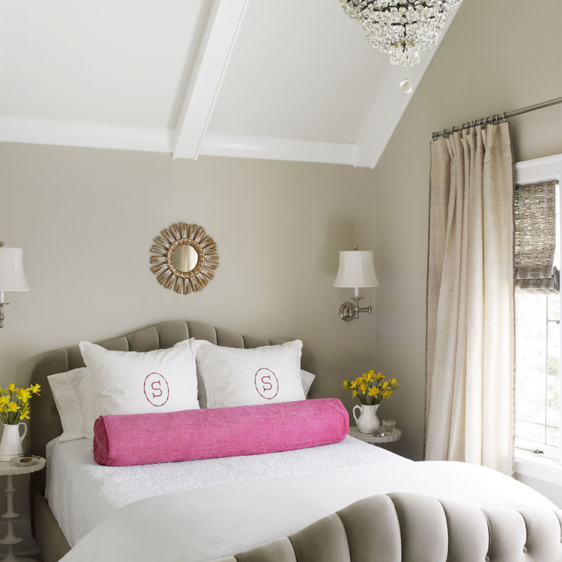 أبريق زجاجي استخدم كآنية زهور 