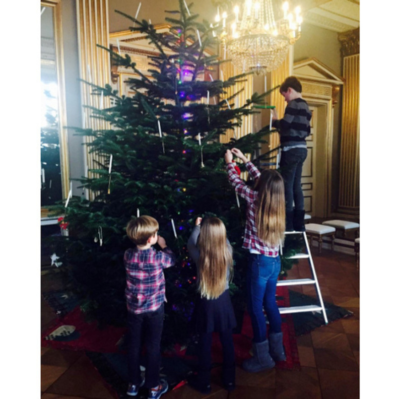 أبناء ولي عهد الدنمارك يزينون شجرة الميلاد