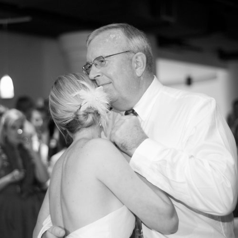 طفلة يحيطها والدها بالحب