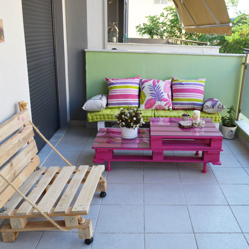 أثاث الشرفة من مادة الخشب بأبسط أشكالها 