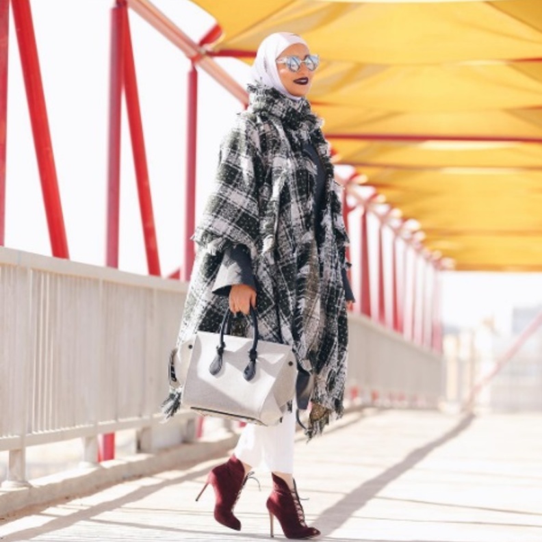 أجمل ازياء محجبات 2017 مع الكاب المربع من مدونة الموضة دلال الدوب