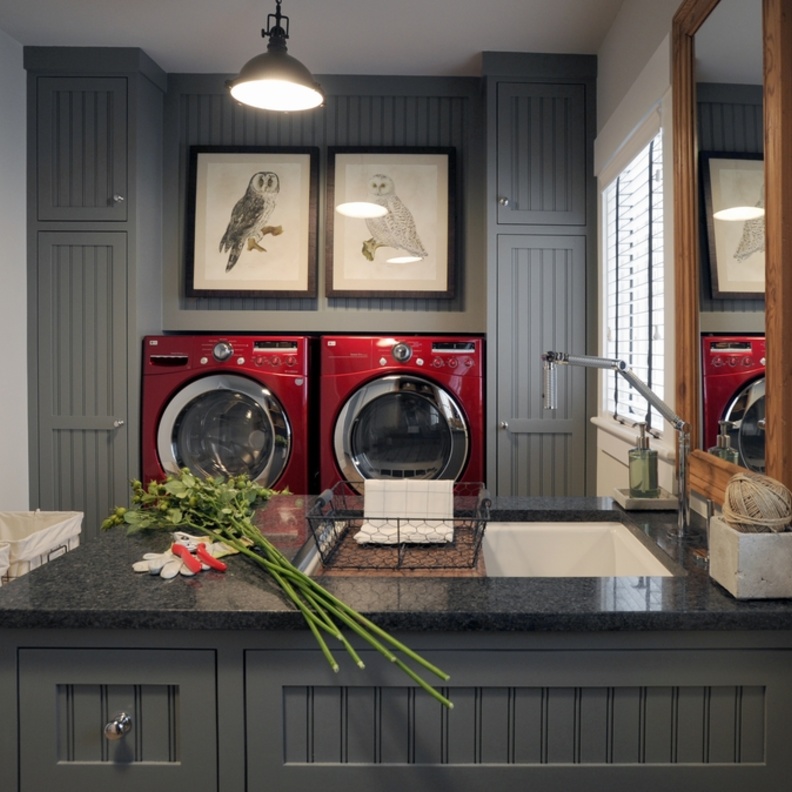 أجهزة كهربائية باللون الأحمر في المطبخ