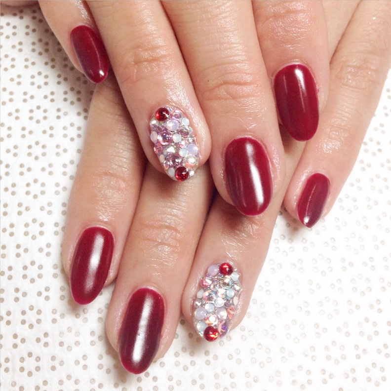 أحدث ألوان مناكير حمراء  مدموجة مع حبيبات الكريستال