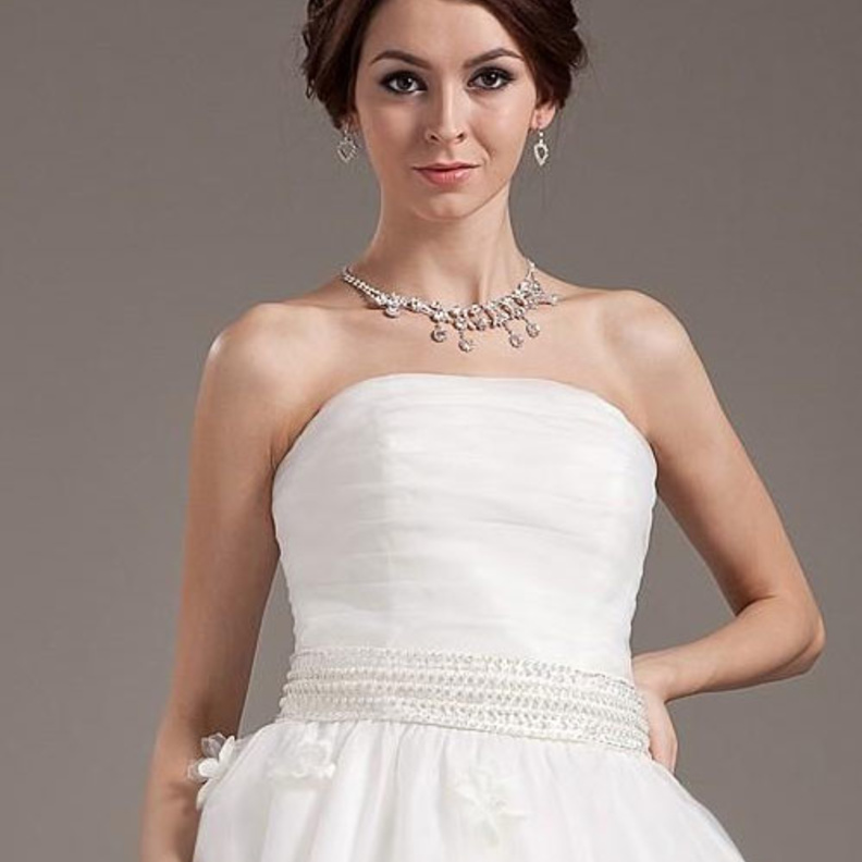 فساتين بطول الركبة مضبوطة على قوام الجسم