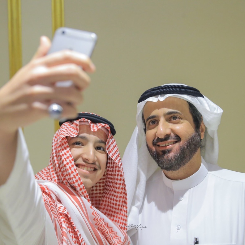 أحمد آل وزيه يلتقط سيلفي مع وزير الصحة توفيق الربيعة 