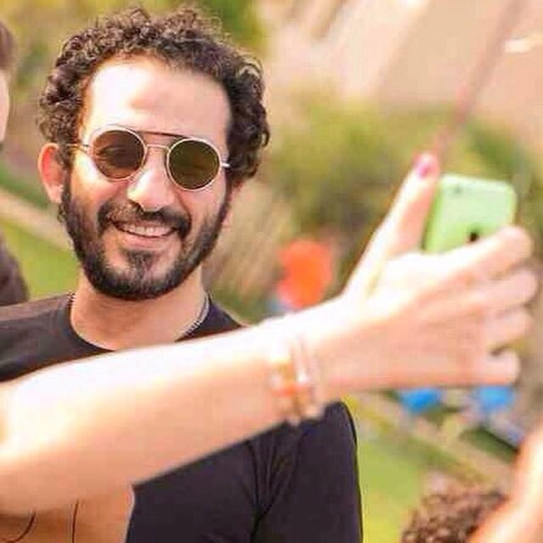 أحمد حلمى يعنف جمهوره بسبب السيلفى
