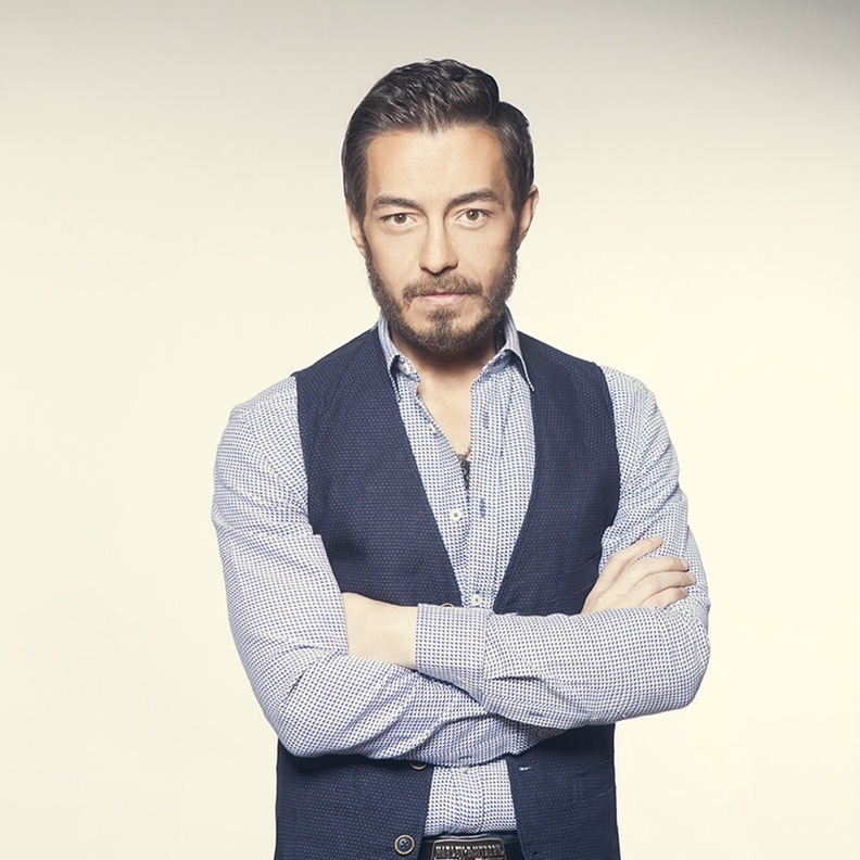 احمد زاهر تمنى الولد ورُزق بـ4 بنات 