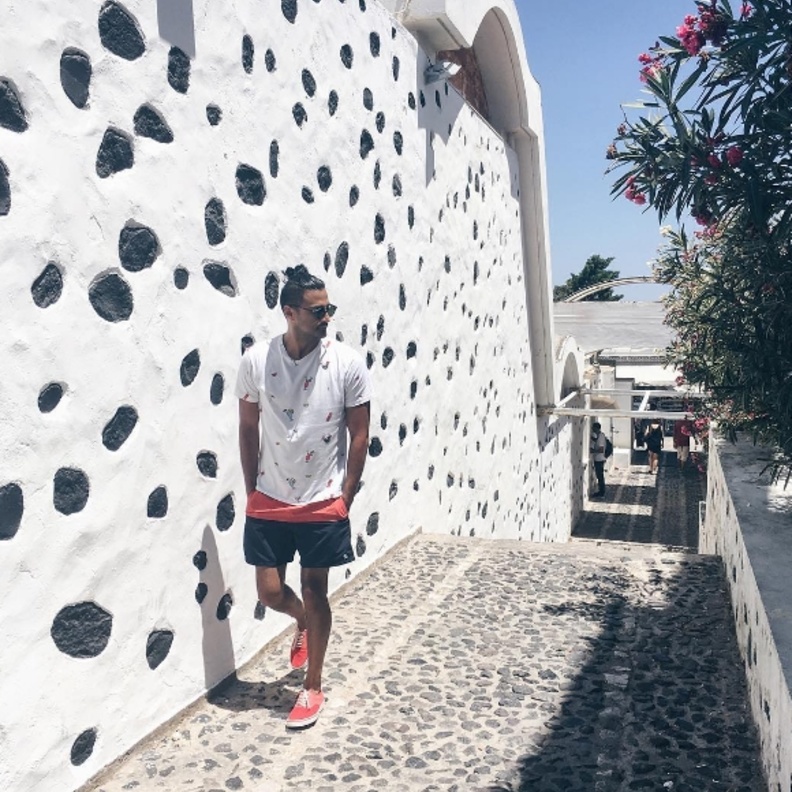 أحمد زوج مدونة الموضة بالشورت مع التيشيرت