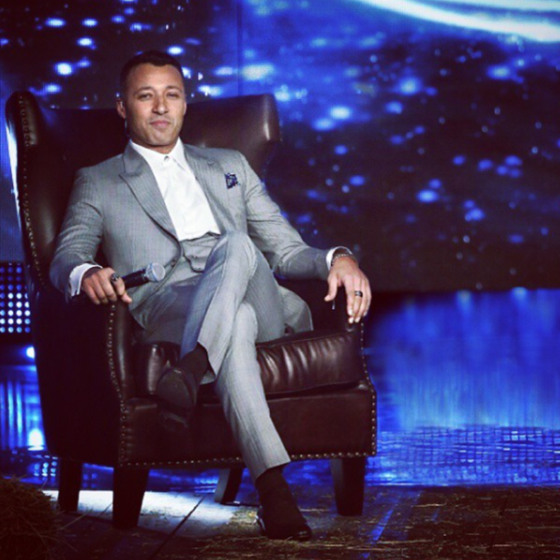 أحمد فهمي بستايل عصري بالبدلة الرمادية