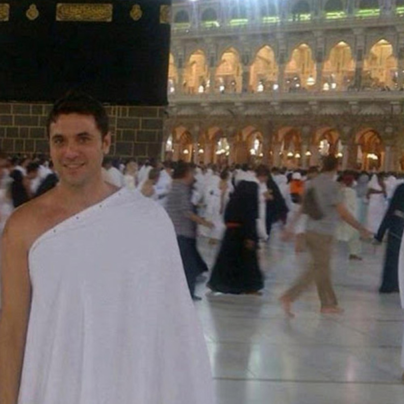  النجم حسن رداد أثناء أداء فريضة الحج