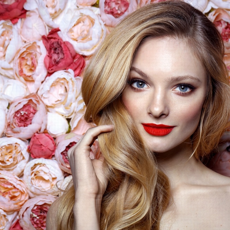 أحمر الشفاه الأحمر المتوهج رائع للعروس ذات البشرة المتوسطة