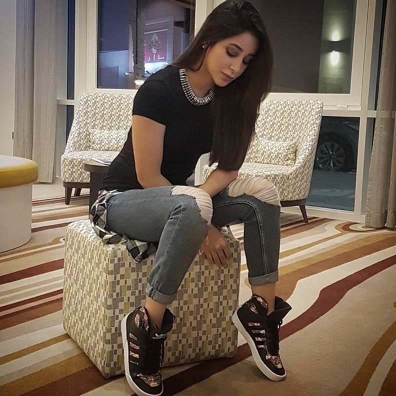 أسيل عمران بإطلالة عصرية 