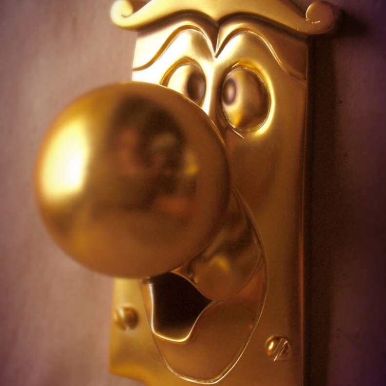  أشكال مضحكة من مقابض الأبواب