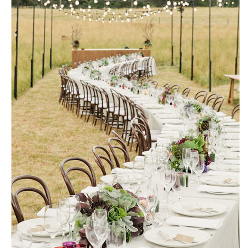 طاولات الزفاف الطويلة: خيار ممتع وأنيق لحفلة زفافك