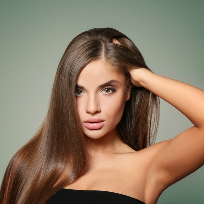 أصبح الشعر الناعم من أهم التسريحات اليومية لسهولة الحصول عليه