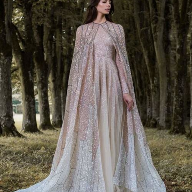 أضيفي لمسات دراماتيكية حالمة لاطلالتك في فساتين الزفاف مع الرداء