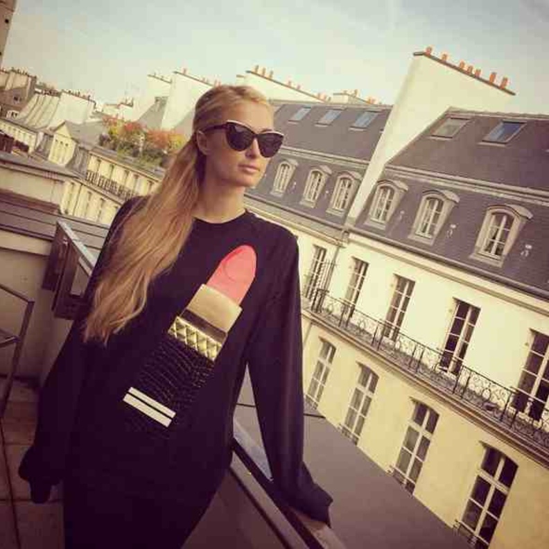 أطول أحمر شفاه على بلوزة باريس هيلتون