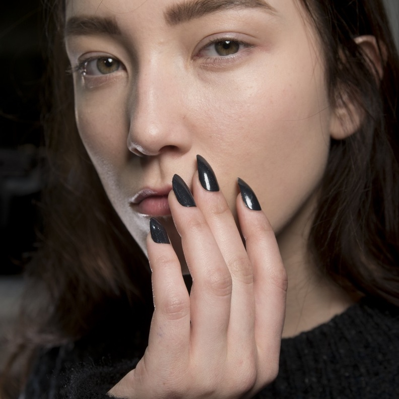 أظافر طويلة حدة بمناكير غامق في عرض فيفيان ويستوود A. Khrontaler for Vivienne Westwood
