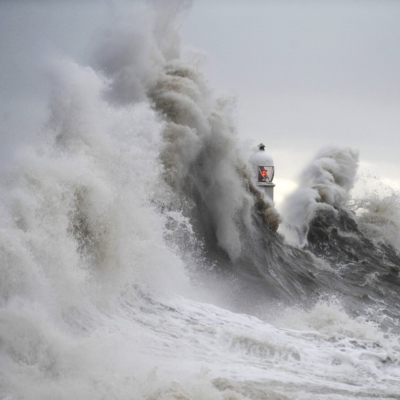 أعاصير و عواصف تضرب عدة ولايات أمريكية