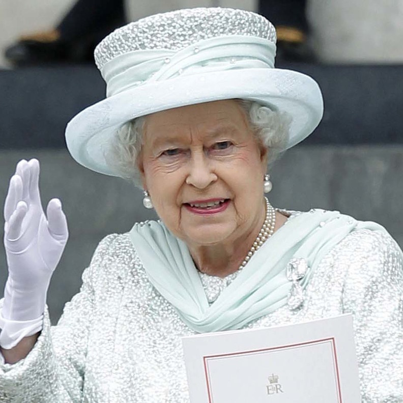 أفراد العائلة البريطانية المالكة ناقشوا عمل المؤسسات الخيرية