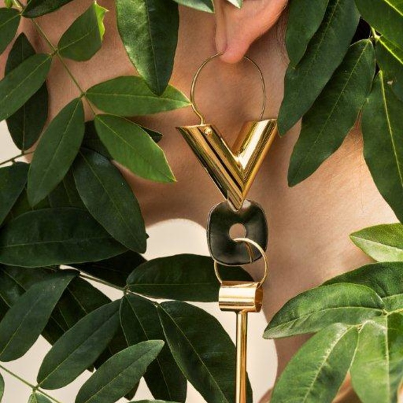 أقراط Essential V من Louis Vuitton