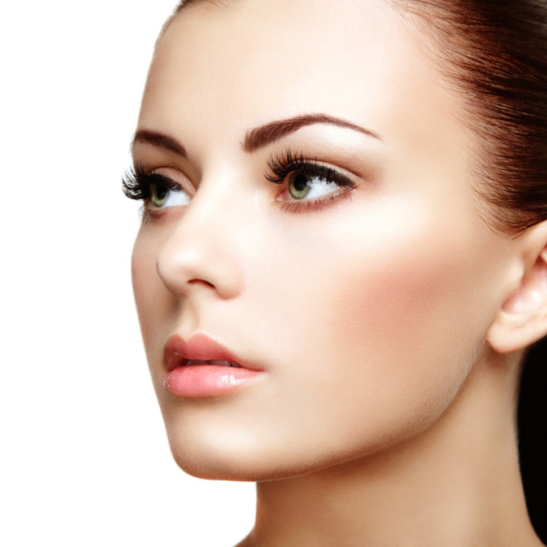 أقلام المكياج تنعش جمال المرأة