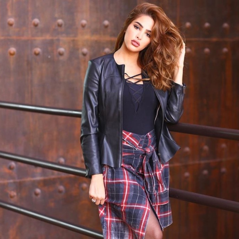 أكثر ما يجذب فوز في الشتاء هي الأزياء الجلدية