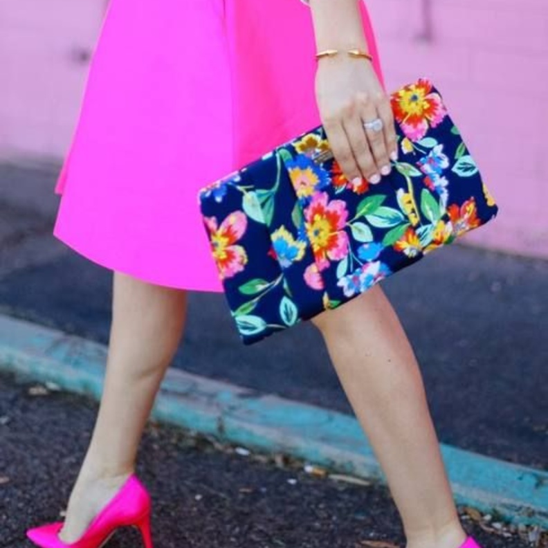 أكملي أناقتك الأنثوية بشنطة يد مزينة برسومات الورود