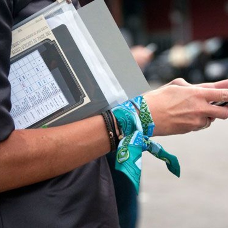 أكملي اطلالتك بلف شال مميز حول معصمك