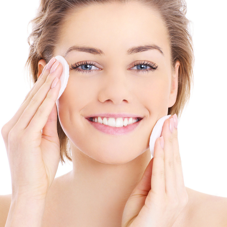 أمسحي الوجه بماء الأرز بالقطنة