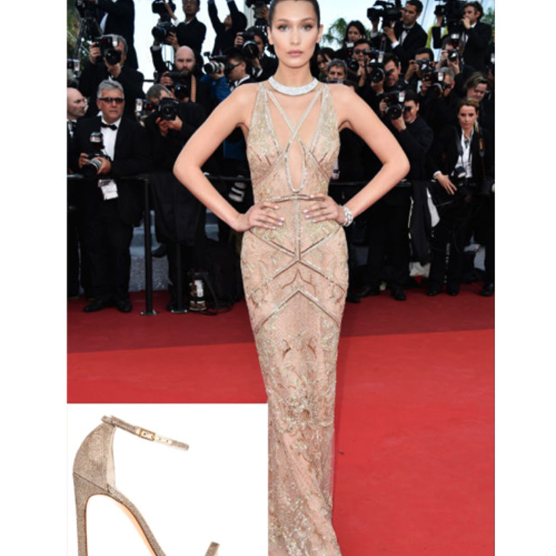 من Stuart Weitzman اختارت بيلا حديد Bella Hadid صندل ذهبي براق