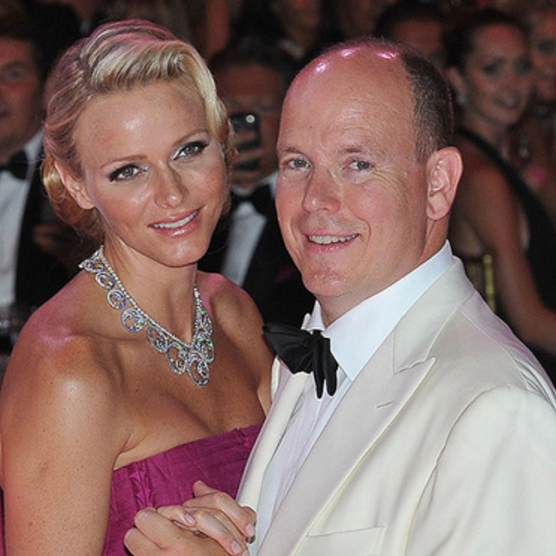 أمير موناكو يشيد بصفات الأميرة تشارلين