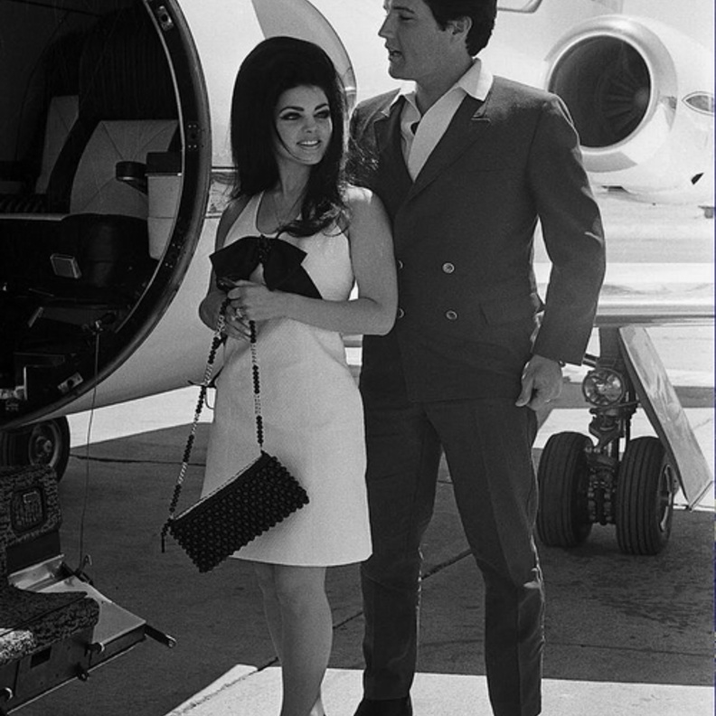 أناقة بريسيلا والفيس في أيام الشباب خلال احدى السفرات 