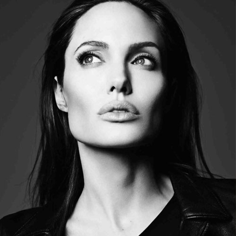 أنجلينا جولى فى حضن أطفالها