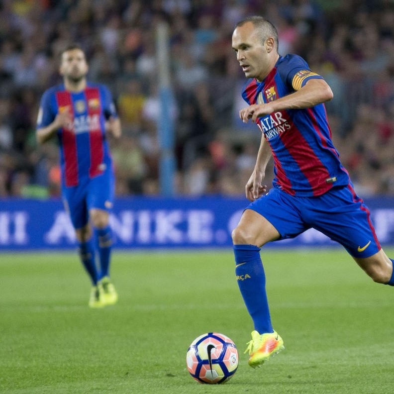 أندريس إنيستا يعود لتشكيلة برشلونة قبل الكلاسيكو