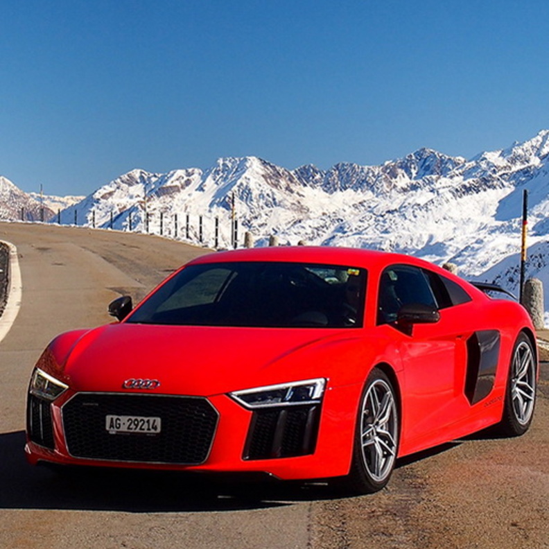 نظرة خلفية صور لأودي R8V10 Plus في جبال الألب