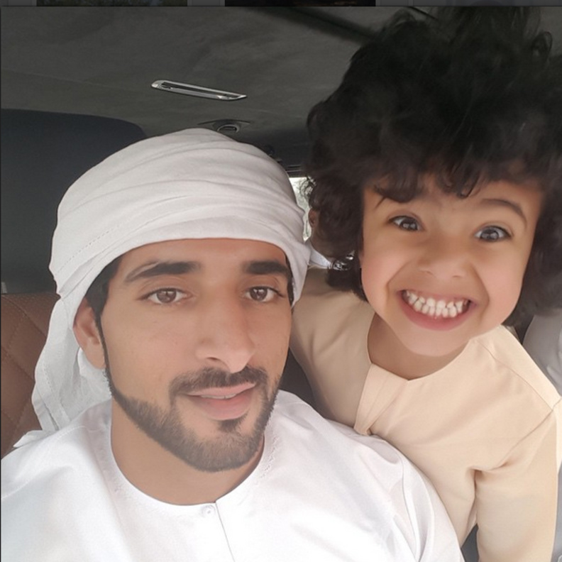 أوقات سعيدة يقضيها الطفل محمد مع فزاع
