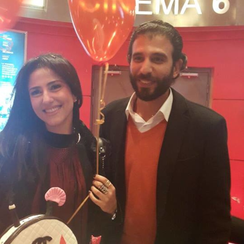 رغم برودة الجو بدت حنان مبتهجة 